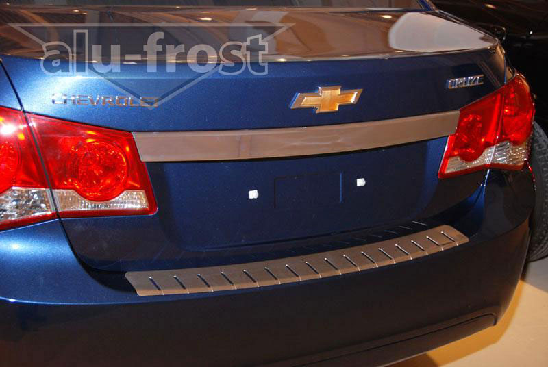 Накладка на задний бампер с загибом Alu-Frost для Chevrolet Cruze 4D 2008-2012 (шт.)