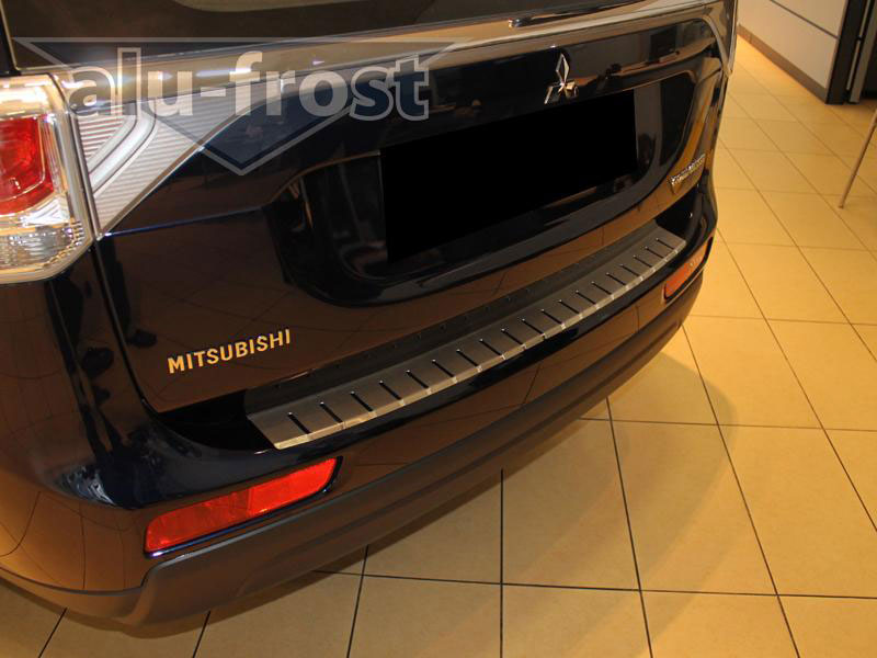 Накладка на задний бампер с загибом Alu-Frost для Mitsubishi Outlander 2012+ (шт.)