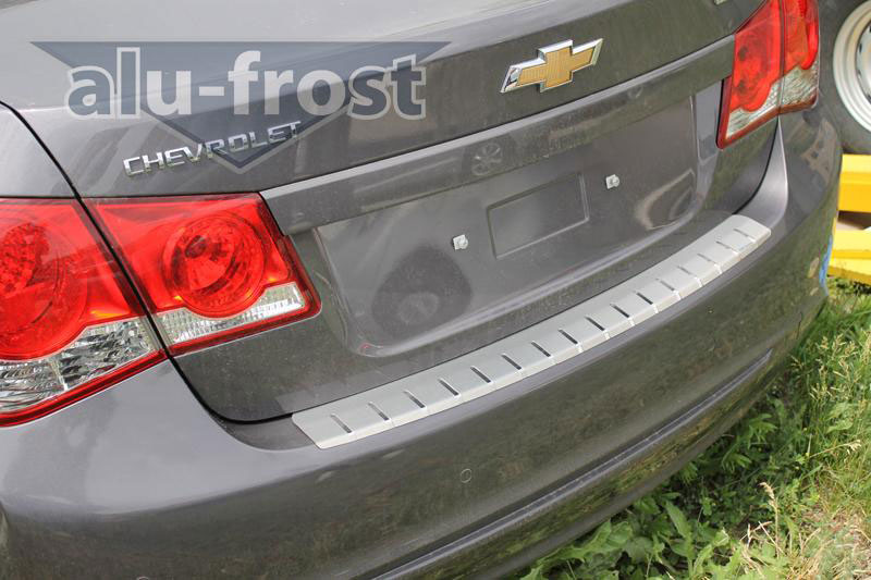 Накладка на задний бампер с загибом Alu-Frost для Chevrolet Cruze 4D 2012+ (шт.)