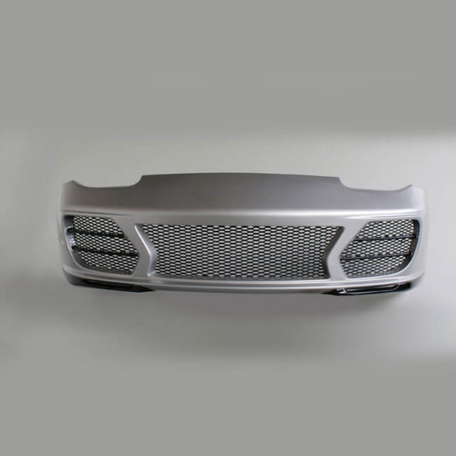 Передний бампер SPEED GT для Boxster 986. Для автомобилей без парковочных датчиков (PDC / Parktronic). Передний бампер с ламелями в наружных вентиляционных отверстиях и сотовой сетке в среднем воздухозаборнике. Светодиоды DRL HF 5077-CP  не входят в комплект и приобретаются отдельно.