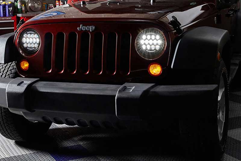 Светодиодные передние фары с вмонтироваными ДХО (дневными ходовыми огнями) для Jeep Wrangler JK (2007-...)
Корпус из алюминия
Световая температура 6000K (430 люм.)
Фары водонепроницаемые, степень защи