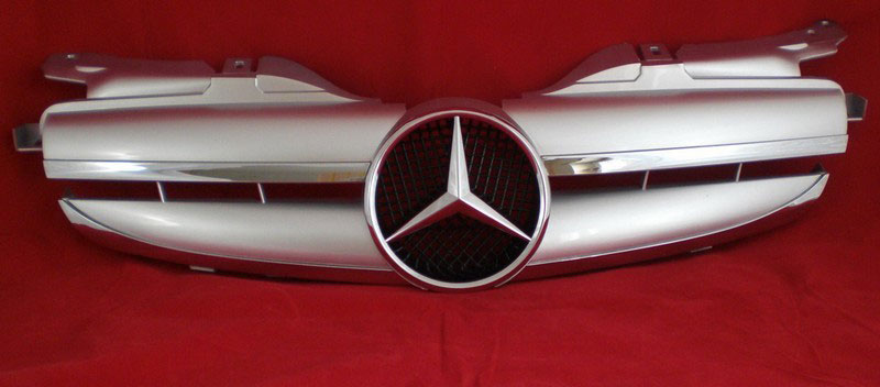 Решетка радиатора Mercedes SLK (R170) стиль AMG.
Год выпуска: 1996-2004.
Материал: ABS-пластик.
Цвет: серебряный с хромом.
В комплекте оригинальная эмблема-звезда (арт. A6388880086)