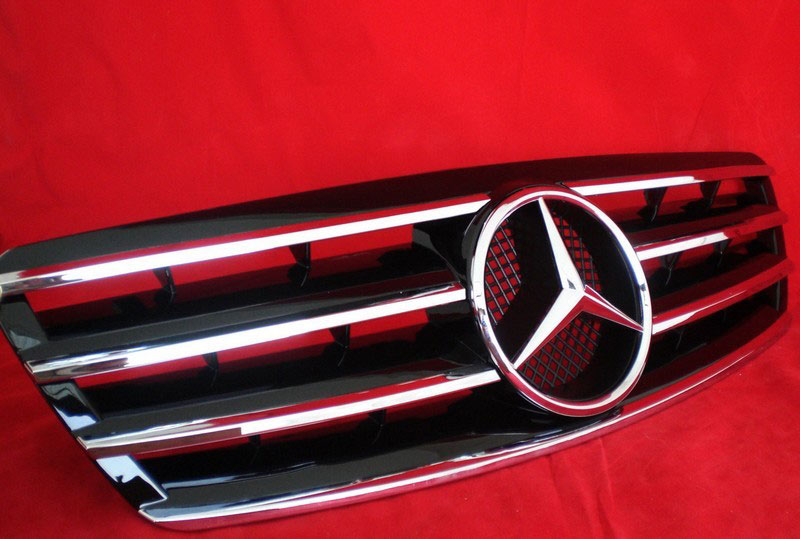 Решетка радиатора Mercedes C-класса W203 в стиле AMG.
Год выпуска: 2000-2007.
Материал: пластик.
Цвет: черный / хром полоски.
В комплекте оригинальная эмблема-звезда (А638 888 00 86).
Подходит ко всем версиям модели, кроме Sportcoupe CL203