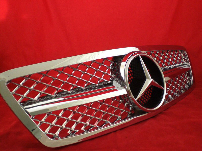 Решетка радиатора в AMG-стиле Mercedes W203. 
Год выпуска: 2000-2007.
Материал: ABS-пластик.
Цвет: хром.
В комплекте оригинальная эмблема-звезда (код А638 888 00 86).
Подходит ко всем версиям модели, кроме Sportcoupe CL203