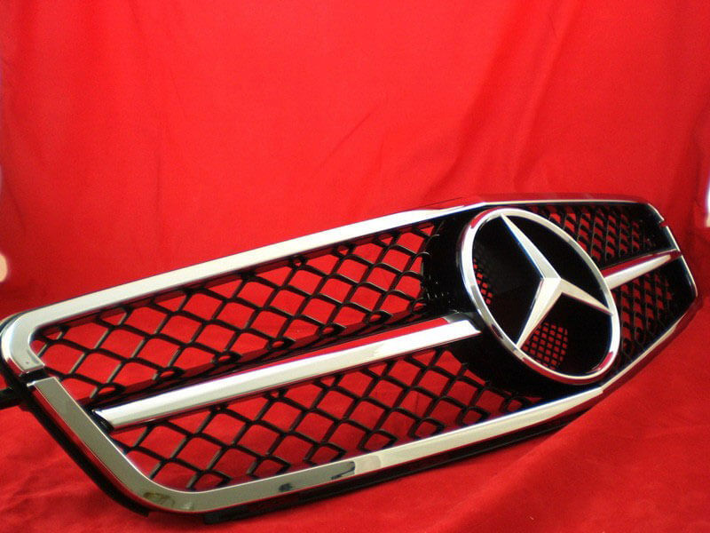 Решетка радиатора Mercedes C-класса W204 в стиле С63 AMG.
Год выпуска: 2007-2014.
Материал: ABS-пластик.
Цвет: черная сетка + хром рамка.
В комплекте оригинальная эмблема-звезда (код A163 888 00 86).
Решетка не подходит к оригинальной версии C63 AMG