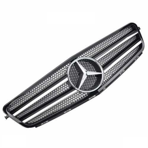 Решетка радиатора Mercedes W204 стиль AMG. 
Год выпуска: 2007-2014.
Материал: ABS-пластик.
Цвет: черный / хромированые полоски.
В комплекте оригинальная эмблема-звезда (код A163 888 00 86).
Решетка не подходит к оригинальной версии C63 AMG