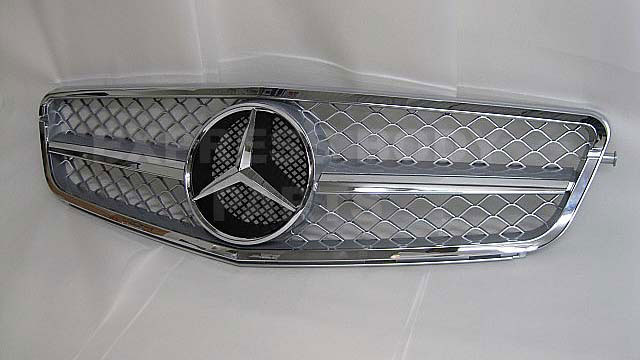 Решетка радиатора Mercedes W204 в стиле С63 AMG.
Год выпуска: 2007-2014.
Материал: ABS-пластик.
Цвет: серебряная сетка / хром рамка.
В комплекте оригинальная эмблема-звезда (NO. A163 888 00 86).
Решетка не подходит к оригинальной версии C63 AMG