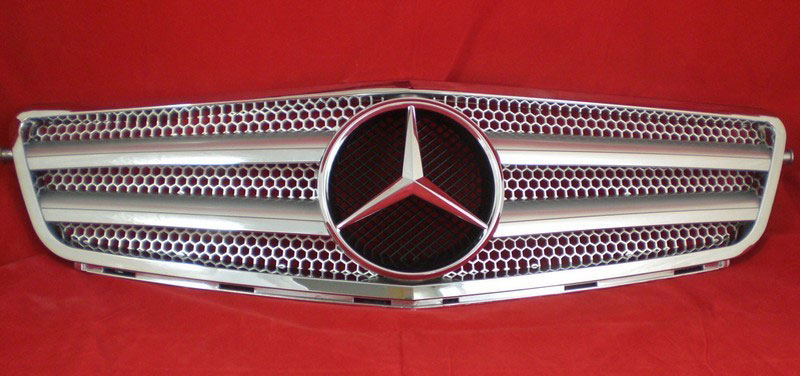 Решетка радиатора Mercedes W204 в стиле AMG.
Год выпуска: 2007-2014.
Материал: ABS-пластик.
Цвет: серебряный / хром рамка.
В комплекте оригинальная эмблема-звезда (код A163 888 00 86).
Решетка не подходит к оригинальной версии C63 AMG