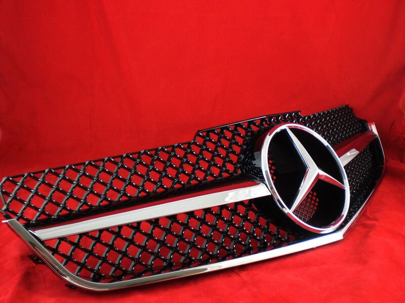 Решетка радиатора Mercedes С207 coupe / А207 cabrio в стиле AMG.
Для дорестайлинговых моделей.
Год выпуска: 2009-2013.
Материал: ABS-пластик.
Цвет: черный / хром.
В комплекте оригинальная эмблема-звезда (арт. А163 888 00 86)