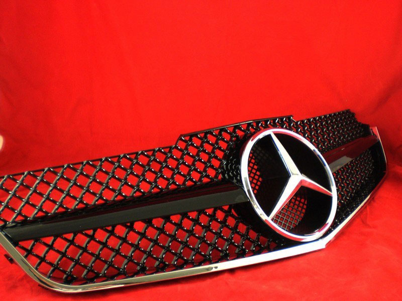 Решетка радиатора Mercedes С207 coupe / А207 cabrio в стиле AMG.
Для дорестайлинговых моделей.
Год выпуска: 2009-2013.
Материал: ABS-пластик.
Цвет: черный глянцевый.
Оригинальная эмблема-звезда (арт. А163 888 00 86) в комплекте.


