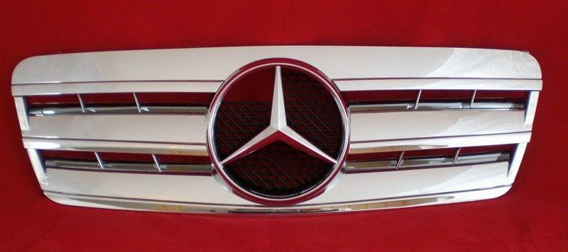Решетка радиатора Mercedes W208 CLK стиль AMG. 
Для моделей: W208, С208, CLK coupe, cabrio.
Год выпуска: 1997-2003.
Материал: ABS-пластик.
Цвет: хромированый.
В комплекте оригинальная эмблема-звезда (A163 888 00 86)