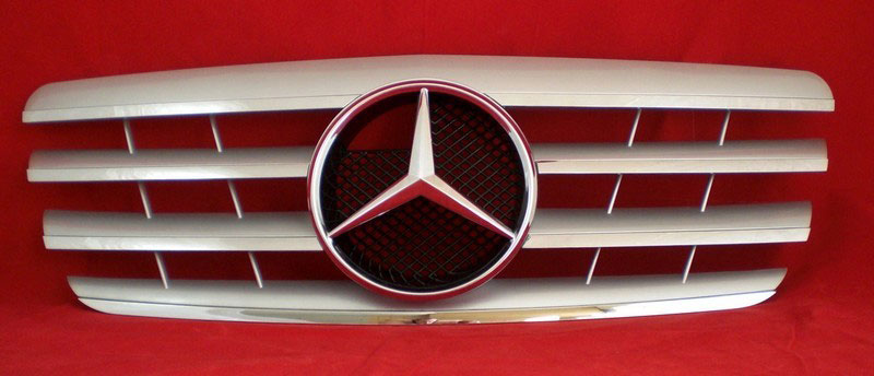 Решетка радиатора Mercedes W210 в стиле AMG.
Для рестайлинговых моделей.
Год выпуска: 1999-2002.
Материал: ABS-пластик.
Цвет: серебрянный / хромированные полоски.
В комплекте оригинальная эмблема-звезда (NO. A163 888 00 86)