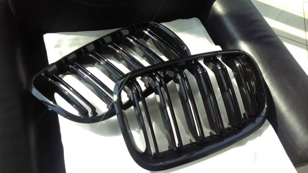 Декоративная решетка радиатора BMW X5 E70/ X6 E71 в M-стиле.
Материал: ABS - пластик.
Цвет: черный глянцевый