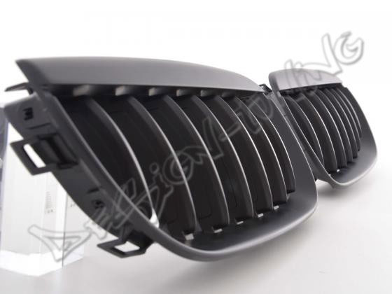 Решетка радиатора BMW X3 E83. 
Год выпуска: 2006-2010.
Материал: ABS - пластик.
Цвет: черная.