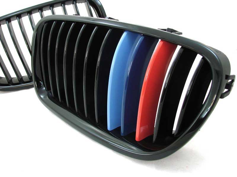 Решетка радиатора (ноздри) BMW F10/F11.
Год выпуска: 2010-...
Материал: ABS - пластик.
Цвет: черный глянц с окрашенными ребрами в стиле M-performance
