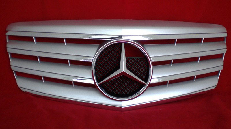 Решетка радиатора Mercedes W211.
Для рестайлинговых моделей.
Год выпуска: 2006-2009.
Материал: ABS-пластик.
Цвет: серебряный / хром полоки.
В комплекте оригинальная эмблема-звезда (код А163 888 00 86)
