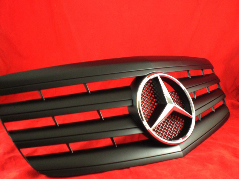 Решетка радиатора Mercedes W211 в стиле AMG.
Год выпуска: 2006-2009.
Материал: ABS-пластик.
Цвет: черный матовый.
В комплекте оригинальная эмблема-звезда (код А163 888 00 86).
Возможен заказ решетки с черной матовой оригинальной звездой (+25 евро)