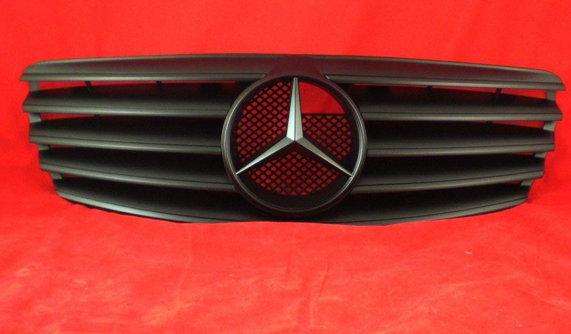 Решетка радиатора Mercedes W211 в стиле AMG. 
Год выпуска: 2002-2006.
Материал: ABS-пластик.
Цвет: черный матовый.
В комплекте оригинальная эмблема-звезда (NO. A163 888 00 86)
Возможен заказ решетки с черной матовой оригинальной звездой (+25 евро)
