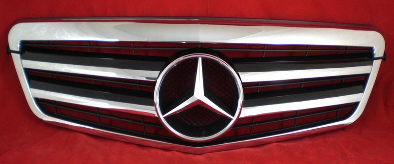 Решетка радиатора Mercedes Е-класа W212.
Год выпуска: 2009-2013.
Материал: ABS-пластик.
Цвет: черный / хром.
В комплекте оригинальная эмблема-звезда