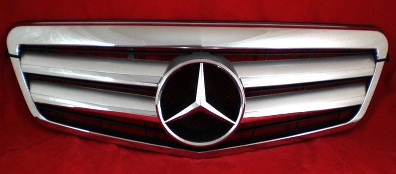 Решетка радиатора Mercedes W212.
Год выпуска: 2009-2013.
Материал: ABS-пластик.
Цвет: серебряный с хромом.
Оригинальная эмблема-звезда (NO. A163 888 00 86) в комплекте