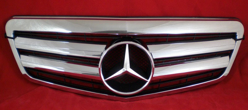 Решетка радиатора Mercedes W212.
Год выпуска: 2009-2013.
Материал: ABS-пластик.
Цвет: хром.
Оригинальная эмблема-звезда (NO. A163 888 00 86) в комплекте
