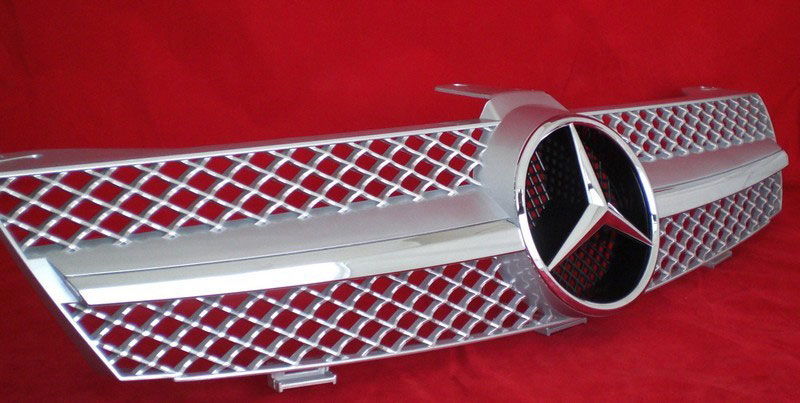 Решетка радиатора Mercedes W219 CLS стиль AMG. 
Для моделей: W219, С219, CLS.
Год выпуска: 2004-2008.
Материал: ABS-пластик.
Цвет: серебрянный хромированый.
Оригинальная эмблема-звезда (арт. А638 888 00 86) в комплекте