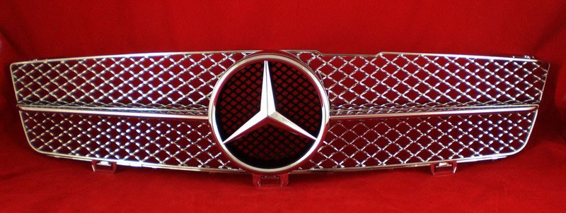 Решетка радиатора Mercedes W219 CLS стиль AMG. 
Для моделей: W219, С219, CLS.
Год выпуска: 2008-2010.
Материал: ABS-пластик.
Цвет: хромированый.
Оригинальная эмблема-звезда (арт. А638 888 00 86) в комплекте