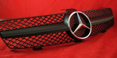 Решетка радиатора Mercedes W219 CLS в стиле AMG.
Для моделей: W219, С219, CLS.
Год выпуска: 2004-2008.
Материал: ABS-пластик.
Цвет: решетка-черный матовый/эмблема-хром.
Оригинальная эмблема-звезда А638 888 00 86 в комплекте