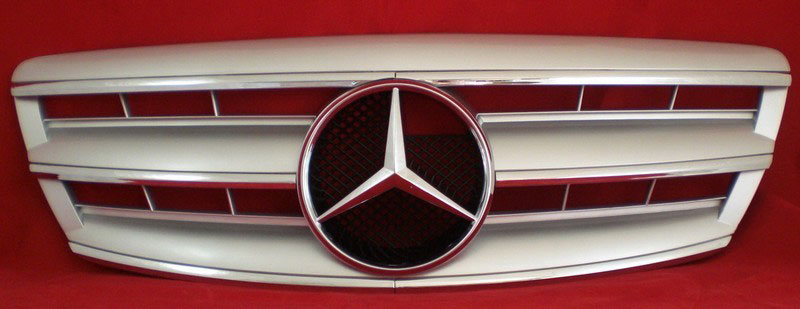 Решетка радиатора Mercedes W220 в стиле AMG.
Для моделей: W220, S
Год выпуска: 2002-2005.
Материал: ABS-пластик.
Цвет: серебряный с хромом.
Оригинальная эмблема-звезда (арт. А638 888 00 86) в комплекте