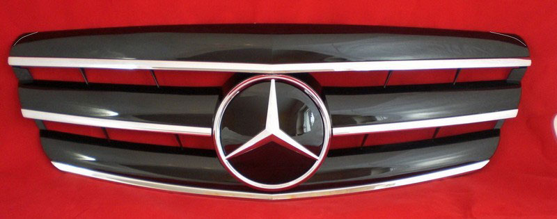 Решетка радиатора Mercedes W221 стиль AMG дорестайлинг.
Год выпуска: 2005-2009.
Материал: ABS-пластик.
Цвет: черный хромированый.
Оригинальная эмблема-звезда (арт. A163 888 00 86) в комплекте
