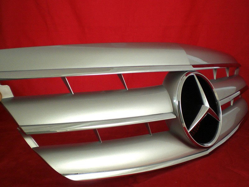 Решетка радиатора Mercedes S W221 дорестайлинг.
Год выпуска: 2005-2009.
Материал: ABS-пластик.
Цвет: серебряный с хромом.
Оригинальная эмблема-звезда (арт. A163 888 00 86) в комплекте