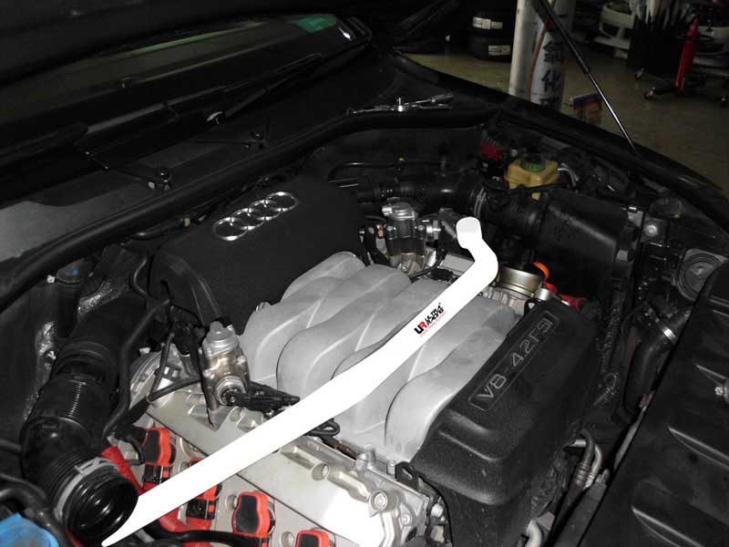 Audi Q7 4.2 08+ UltraRacing 2-Point Front Upper Strutbar