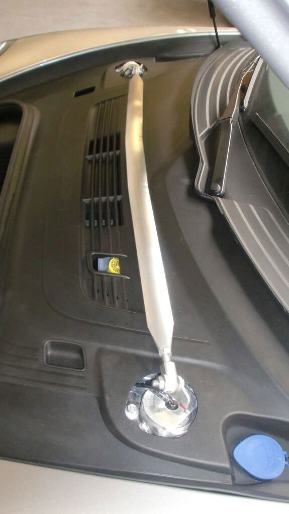 Front strut bar aluminum radngiine/carbon look Porsche 991 ( 09/2011), not GT2/GT3 Трехсоставная растяжка стоек крепится к существующим креплениям чашки стоек.